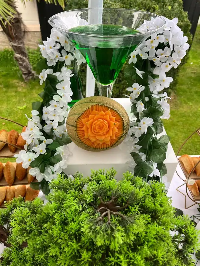 Buffet décoré avec fruits sculptés